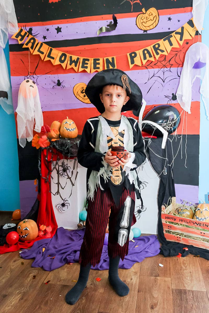 Мальчик в костюме пирата на празднике хэллоуине
