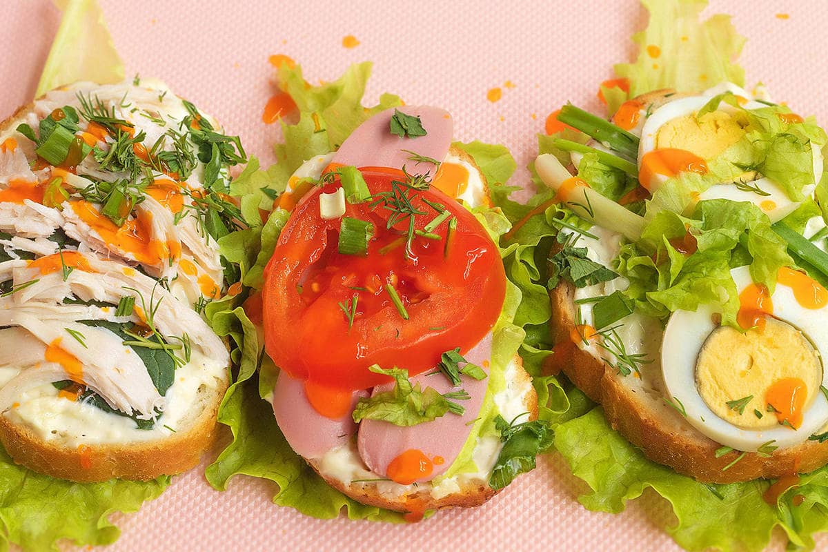 Бутерброды с яйцом и овощами