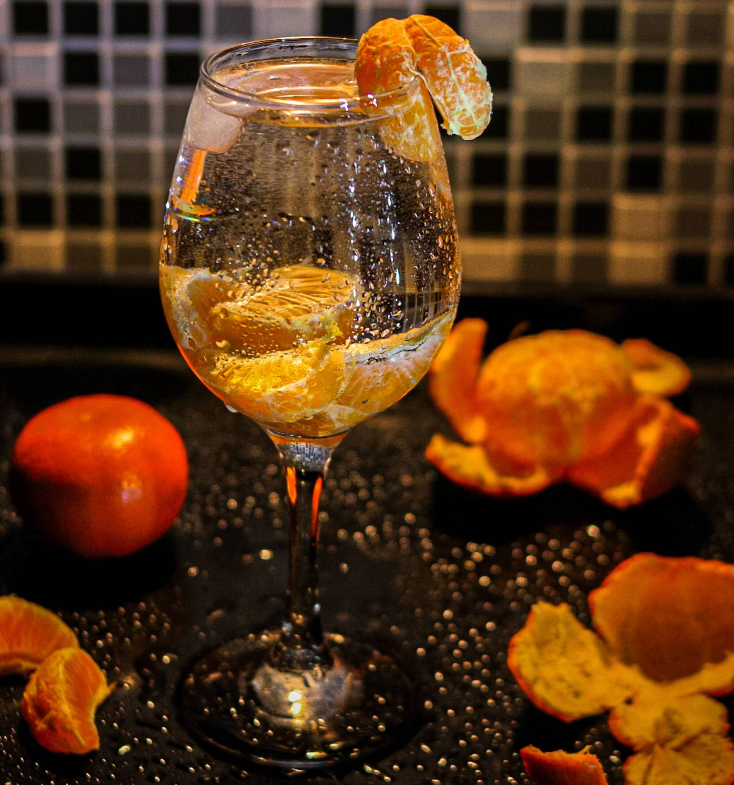 Алкогольный коктейль с дольками мандарина