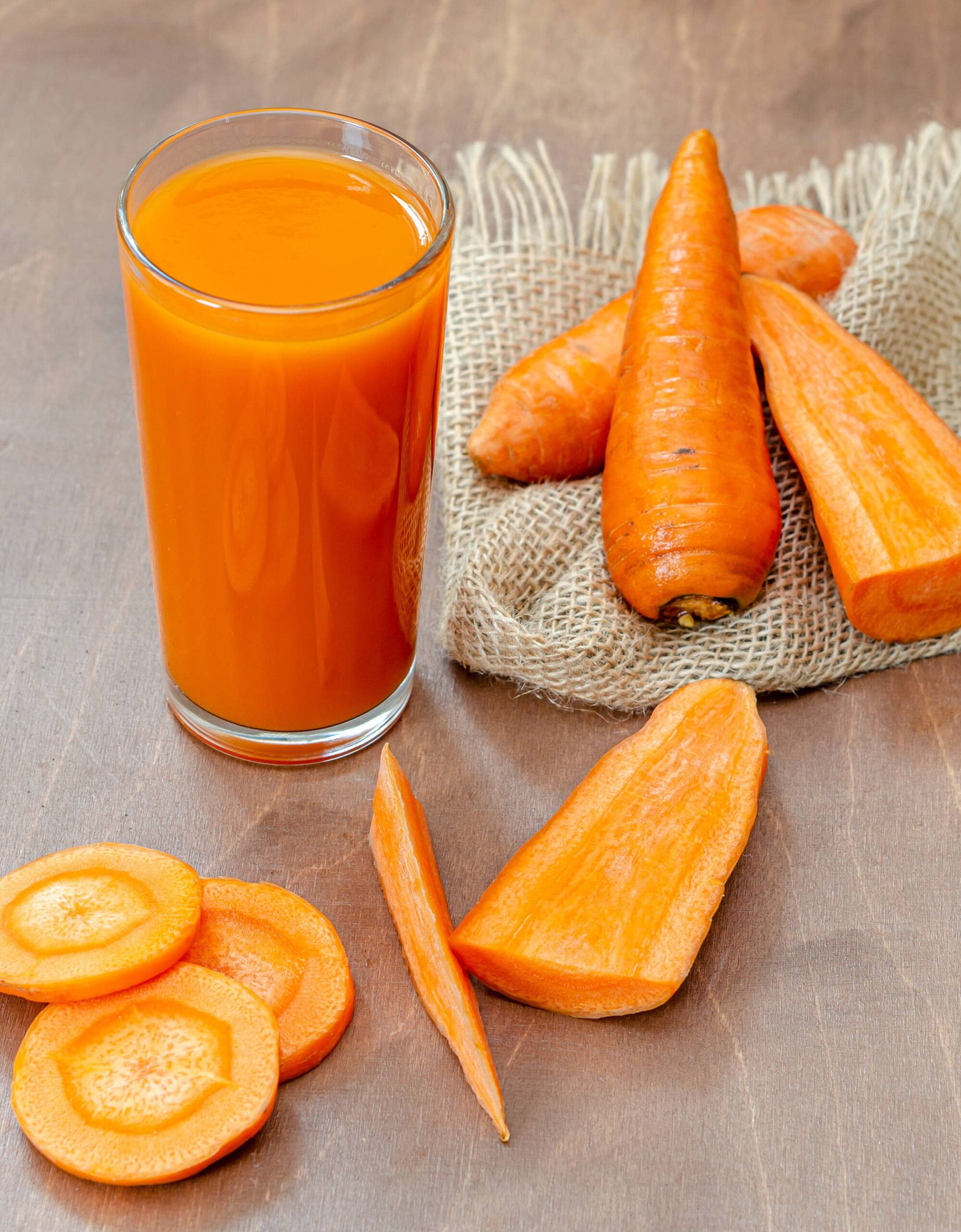 Морковный сок с нарезанной морковью