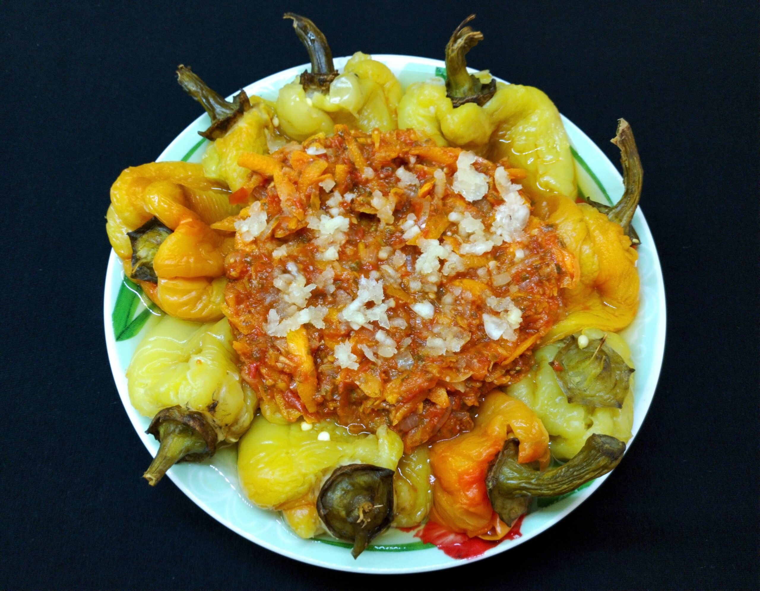 Жареный болгарский перец с соусом из томата
